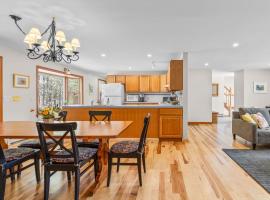 Lovely House 5 Min to Beach with Deck Grill and Garage，位于伊斯特姆的别墅