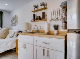 Luxury Tiny Container Home 2mi to Beach Private，位于塞巴斯蒂安的酒店