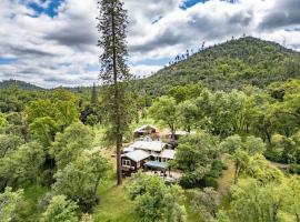 Homestead Ranch near Yosemite with Horses and Chickens，位于米德派恩斯的农家乐