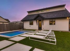 Stunning home - walk to square & heated pool，位于乔治城的酒店
