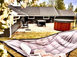 Cozy holiday home - spa, hot tub and play room - close to Marielyst square，位于博托比的酒店