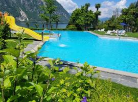 Tropical Art Apartment，位于比索内的酒店