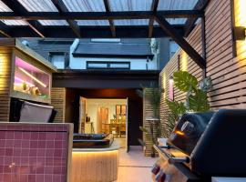 Stylish City Centre Hideaway & Private Hot Tub，位于戈尔韦的酒店