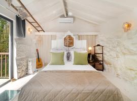 WHome Riverfront Retreat with Exclusive Waterfall Views，位于拜昂的酒店