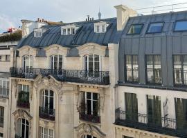 Room in apartment with view of the Eiffel Tower，位于巴黎的酒店