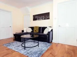 Modern, comfy 2 bedroom House in Hatfield, town centre, free parking, large garden