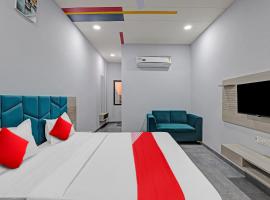 Hotel O Lotus，位于苏拉特的酒店