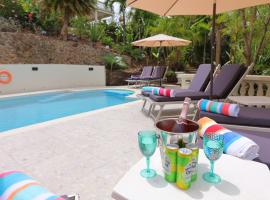 Cap Pavilion, St Lucia 6 bed luxury villa, private pool, gardens and 360' sea views，位于格罗斯岛的酒店