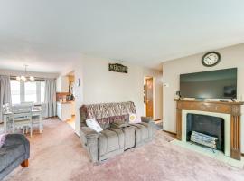 8 Mi to Cleveland Family Home with Fenced Backyard!，位于Brooklyn的酒店