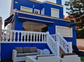 Luxurious Villa with communal Pool near the sea，位于阿利坎特的酒店