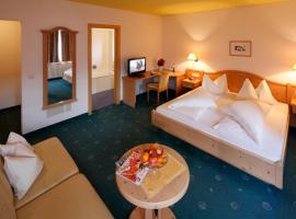 Hotel Am Reschensee，位于雷西亚的酒店