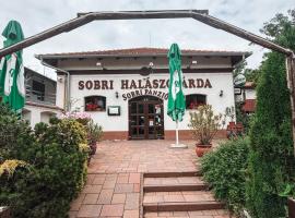 Sobri Halászcsárda és Panzió，位于包姚的酒店