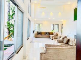 Summer Breeze Cottage，位于穆里的酒店