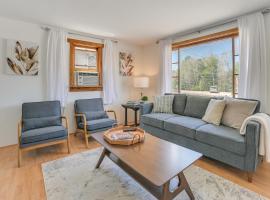 16 Mi to Sleeping Bear Dunes Cedar Home with Deck，位于Cedar的酒店