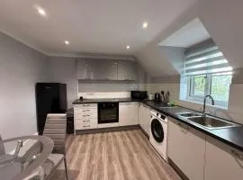 2 Bedroom Modern Apartment with Free Parking