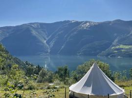 Glamping Kalhagen，位于Vangsbygd的酒店