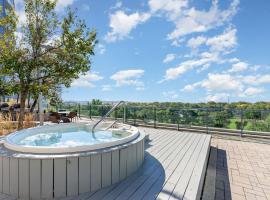 Downtown-Cozy Modern 1BR Condo - Near Lake, Parks & Transit，位于多伦多的酒店