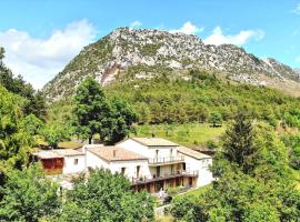 Nature getaway in cottage, hiking, pool, climbing，位于La Penne的酒店