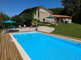 Gîte Belle, Piscine privée, vue sur la campagne，位于Nonac的酒店