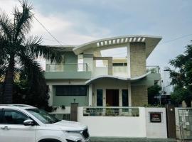 Private & Elegant 3BHK villa, Hillside Hideaway, 10 mins from MH Bus Stand，位于奥兰加巴德的酒店