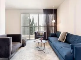 Modern 2BR Apt w Private Parking in City Center by Sea N' Rent