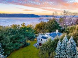 Hudson River Views Firepit Patio Dog Run Game Room Stone Manor，位于Briarcliff Manor的酒店