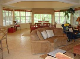 Spacious with golf and wildlife views 1233-4，位于Sampson的酒店