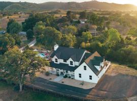 Wine Country Modern Farmhouse With Heated Pool, Hot Tub, Cybertruck，位于佩索罗伯斯的酒店