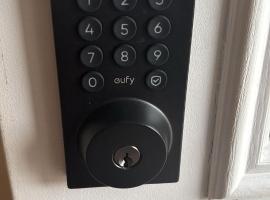 Budget Stay In Heart of Waterloo-Free Wifi-Parking，位于滑铁卢的酒店