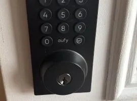 Budget Stay In Heart of Waterloo-Free Wifi-Parking