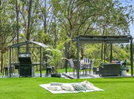 Stylish, Scenic Rural Retreat，位于Upper Caboolture的酒店