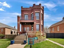 6 Bed Whole House in Chicagolands Trendy Berwyn home