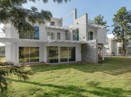 Golfing Twins Villa by StayJade Jacuzzi Pool Table PS5，位于Sarjāpur的酒店