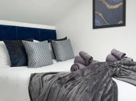 Trinity Apartments - 2 Bed Apartment - sleeps 6 - Spacious - Modern - 30 Seconds from High Street