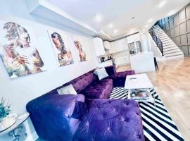 Upscale 3BDR Penthouse with Rooftop TV and Stunning Capitol and Monument Views Near Popular H Street Corridor Parking Included Free Cancellation，位于华盛顿的酒店