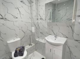 3 Bedroom Apartment - Flitwick - Contractor Friendly - Tourist Ready - Full Kitchen - WiFi - Smart TV - Sofa Bed - FREE Parking - Ideal for Short or Long Stays，位于弗特威克的酒店