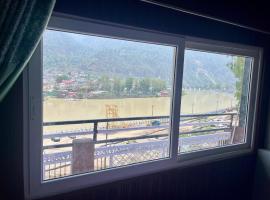 Anushree Lake View Home Stay Uttarkashi，位于乌德尔格希的酒店