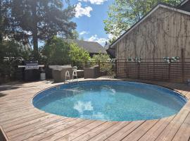 Villa Mosahiisi Charming Poolside Getaway，位于赫尔辛基的酒店