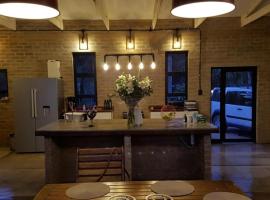 Lion's Guesthouse and The Buck&Lion Restaurant，位于格罗布勒斯达尔的酒店