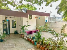 Annamaiah Guest House & Homestay - Tirupati - Home Food Service，位于蒂鲁帕蒂的带停车场的酒店