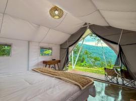 HappyNest Glamping and Villa Dieng，位于Garung的豪华帐篷