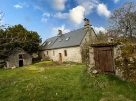 Maison en granite typique à Chaumeil avec cheminée