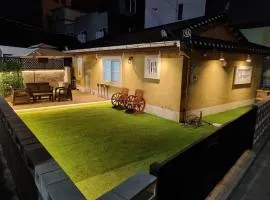 Fusion Hanok Healing House, private use of entire building
