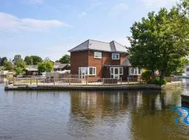 Bure Croft - Holiday Cottage on the river in Wroxham