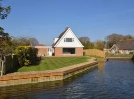 Coots - beautiful property in the heart of Wroxham sits on the waterside