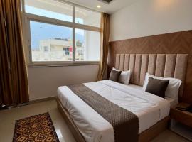 Hotel Mahadev Restaurant & Cafe !! In House Scooty For Rent ! River Rafting ! Bungee Jumping，位于瑞诗凯诗Dehradun Airport - DED附近的酒店