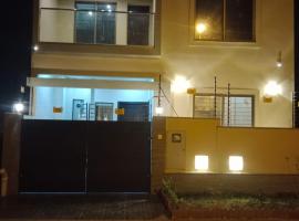 Malik House Bahria town Karachi, Ali block，位于卡拉奇的酒店