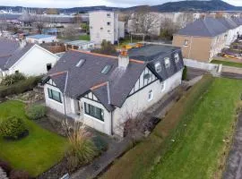 The Kemps Spacious 7BR 6 bathroom Villa with Free Parking & Reduced Price ideal for trades and contracts Hosted by Langley Serviced Apartments