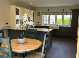 Fallow View - Luxury Countryside Cottage，位于Coughton的酒店