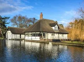 Riversmead Cottage in the center of the village of Horning on the Norfolk Broads